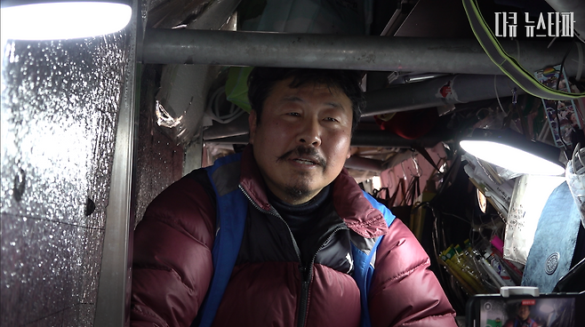 지난 12월 18일, 서울 명동 6차선 도로위 지하차도 진입차단 시설물 안에서 뉴스타파 취재진과 인터뷰 중인 고진수 지부장. 그가 300일 넘게 머물고 있는 고공농성장은 높이 10여 미터, 가로 폭 80센티미터로 생각보다 더 높고, 좁았다. 그는 지난 2월 13일, 자신의 일터였던 세종호텔이 바로 보이는 이 구조물에 올라 복직을 요구하는 고공농성을 시작했다.&nbsp;