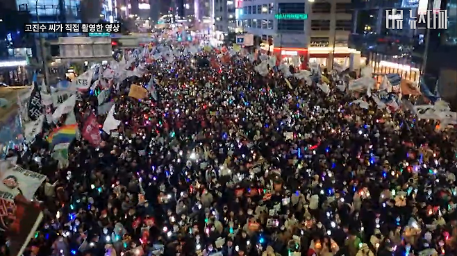 윤석열 파면 전이었던 지난 2월 15일, 서울 광화문 광장에 나왔던 시민들이 명동으로 행진해 고진수 지부장이 있는 세종호텔 앞 고공농성장을 가득 메우고 해고자들의 복직을 함께 촉구했다.&nbsp;