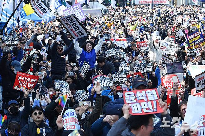 헌법재판소가 윤석열 대통령의 파면을 선고하자 지난 4월 4일 서울 종로구 안국역 인근에서 윤 대통령 탄핵에 찬성하는 시민들이 환호하고 있다. 헌재는 재판관 만장일치 의견으로 탄핵소추를 인용했다. 류영주 기자