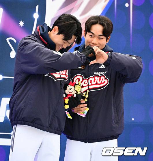 [OSEN=잠실, 지형준 기자] 프로야구 두산 베어스가 23일 오후 서울 잠실야구장에서 ‘2025&nbsp;곰들의 모임’을 개최했다.곰들의 모임은 한 시즌 동안 변함없는 응원을 보내준 최강&nbsp;10번타자 팬들에게 감사의 마음을 전하기 위해 마련된 팬 페스티벌이다.두산 박지훈, 오명진이 베스트커플상을 수상하며 포즈를 취하고 있다. 2025.11.23 /jpnews@osen.co.kr