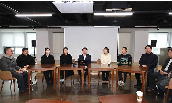 이준석 개혁신당 대표가 31일 오후 제주시 제주청년센터 5층에서 열린 '제주청년 일자리 생태계 라운드 테이블'에서 인사말을 하고 있다. 뉴시스