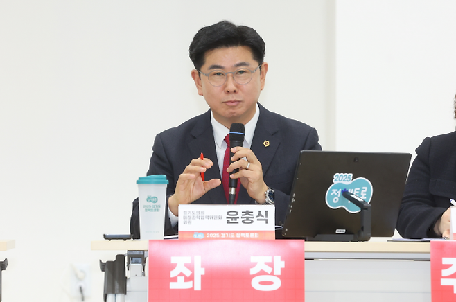‘경기북부 지역교육 발전방안 모색’을 위한 토론회에서 좌장인 윤충식 의원이 토론을 진행하고 있다.(사진=경기도의회)