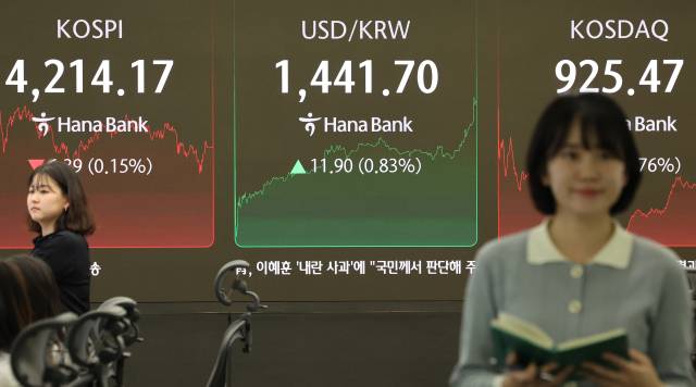 2025년 증시 폐장일인 30일 오후 서울 중구 하나은행 딜링룸 모니터에 코스피, 코스닥 종가가 표시되고 있다. 이날 코스피는 전장보다 6.39포인트(0.15%) 내린 4214.17로 거래를 마감했다. 연합뉴스