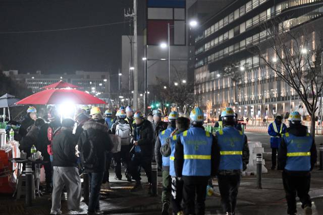 2025년을 사흘 남긴 29일 세계 최대 규모의 반도체 생산 단지 삼성전자 평택캠퍼스에서 근로자들이 4공장(P4)과 5공장(P5) 건설 공사를 위해 새벽부터 출근하고 있다. 일부는 현장 인근 노점에서 간단히 아침 식사를 하고 있다. 평택=조태형 기자