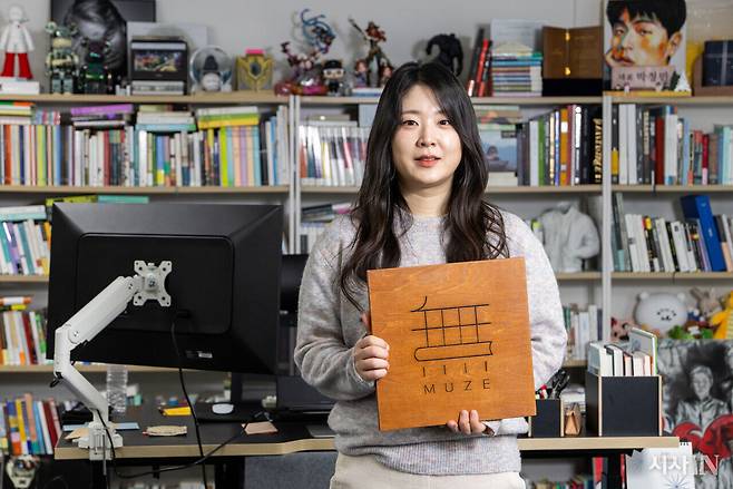 2025년 12월10일 서울 마포구 사무실에서 무제출판사의 김아영 이사가 출판사 로고를 들어 보이고 있다. ⓒ시사IN 신선영