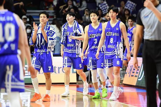 이번 시즌 프로농구 상위권 순위 다툼은 매우 치열하다. 선두 LG부터 5위 SK까지 격차가 3.5경기에 불과해 그 누구도 안심할 수 없는 상황이다. 공동 3위 KCC&nbsp;선수들. 뉴시스