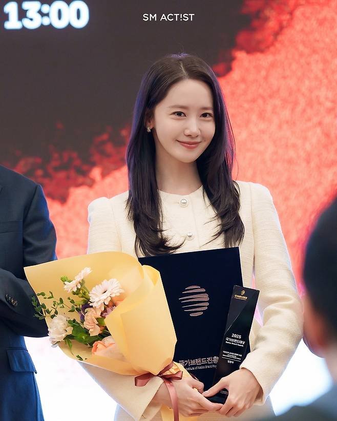 지난 30일 서울 여의도 국회도서관 대강당에서 열린 제10회 국가브랜드대상에서 가수 겸 배우 임윤아가 대중문화 글로벌 영향력 부문상을 수상하고 있다. 사진 SM엔터테인먼트