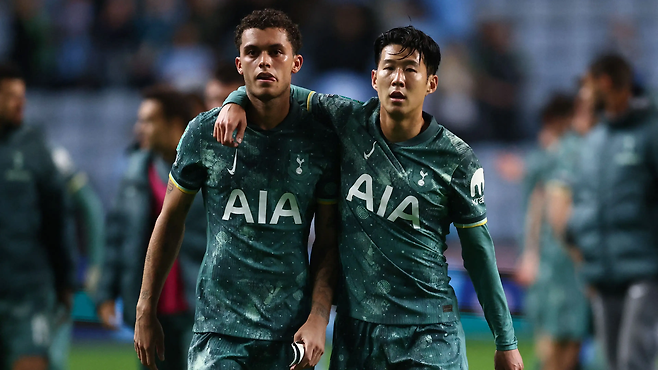 토트넘 브레넌 존슨과 주장 손흥민. 게티이미지코리아