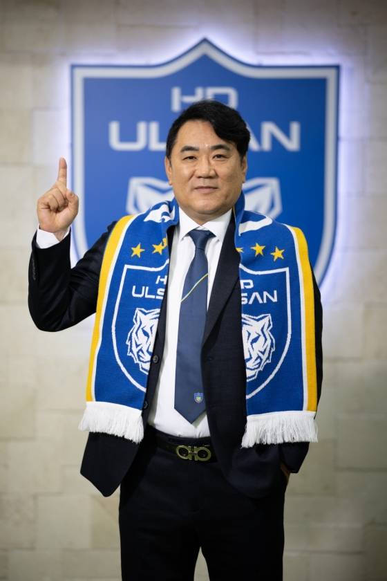 울산HD 사령탑 부임 사진을 찍는 김현석 감독. /사진=울산HD 제공