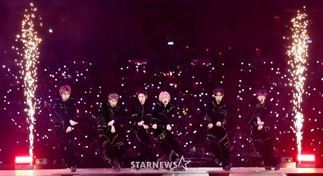 그룹 라이즈가 6일 가오슝 내셔널 스타디움에서 진행된 스타뉴스 주최 '10주년 아시아 아티스트 어워즈 2025(10th Anniversary Asia Artist Awards 2025, '10주년 AAA 2025')에서 멋진 무대를 선보이고 있다.   /2025.12.06 /사진=김휘선 hwijpg@