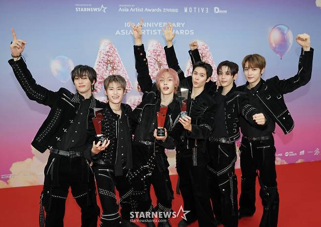 그룹 라이즈가 6일 가오슝 내셔널 스타디움에서 진행된 스타뉴스 주최 '10주년 아시아 아티스트 어워즈 2025(10th Anniversary Asia Artist Awards 2025, '10주년 AAA 2025')에서 대상 올해의 퍼포먼스, 베스트 아티스트, 이모티브 상을 수상한 뒤 포즈를 취하고 있다.  12월 6일~7일 양일에 걸쳐 가오슝 내셔널 스타디움에서 펼쳐지는 '10주년 아시아 아티스트 어워즈 2025(10th Anniversary Asia Artist Awards 2025, '10주년 AAA 2025')'와 페스타 'ACON 2025'로 진행됐다.  /2025.12.06 /사진=이동훈 photoguy@