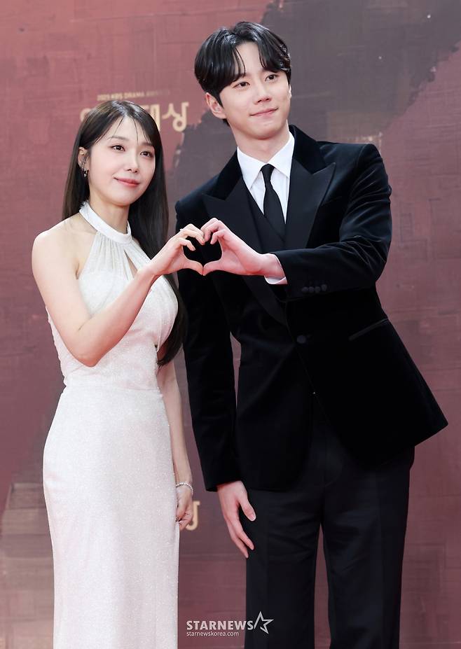 배우 정은지, 이준영이 31일 서울 영등포구 KBS신관홀에서 진행된 '2025 KBS 연기대상' 레드카펫 행사에 참석해 포즈를 취하고 있다./2025.12.31 /사진=김휘선 hwijpg@