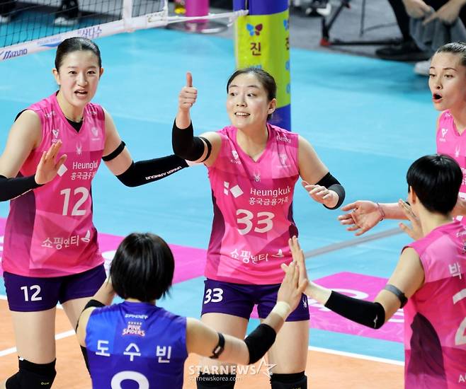흥국 세터 이나연이 2025년 마지막날인 31일 인천삼산체육관에서 열린 2025-2026 진에어 V리그 여자부 현대건설과 흥국생명 경기에서 리베로 도수빈에 엄지척을 하고 있다. /사진=강영조 선임기자