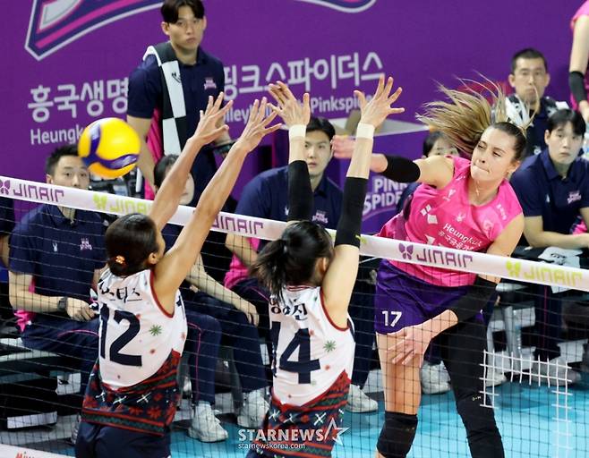 흥국 레베카가 2025년 마지막날인 31일 인천삼산체육관에서 열린 2025-2026 진에어 V리그 여자부 현대건설과 흥국생명 경기에서 현대 이중블로킹위로 강타를 터트리고 있다. /사진=강영조 선임기자