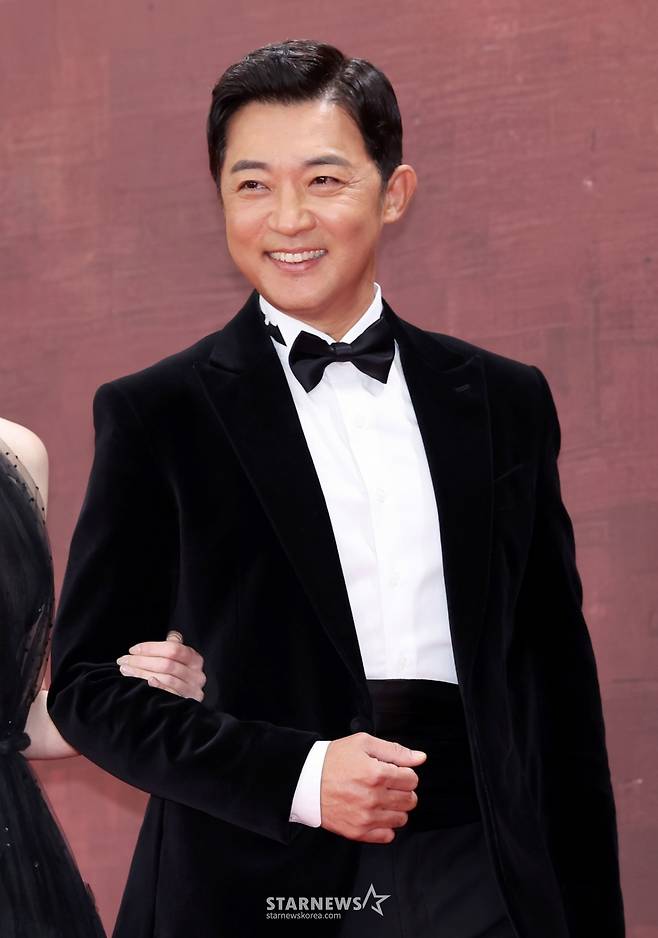 [서울=뉴시스] 김혜진 기자 = 배우 안재욱이 31일 오후 서울 영등포구 KBS에서 열린 2025 KBS 연기대상에서 포즈를 취하고 있다. 2025.12.31. jini@newsis.com /사진=김혜진