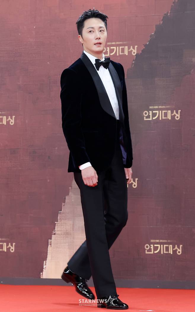 배우 정일우가 31일 서울 영등포구 KBS신관홀에서 진행된 '2025 KBS 연기대상' 레드카펫 행사에 참석하고 있다./2025.12.31 /사진=김휘선 hwijpg@