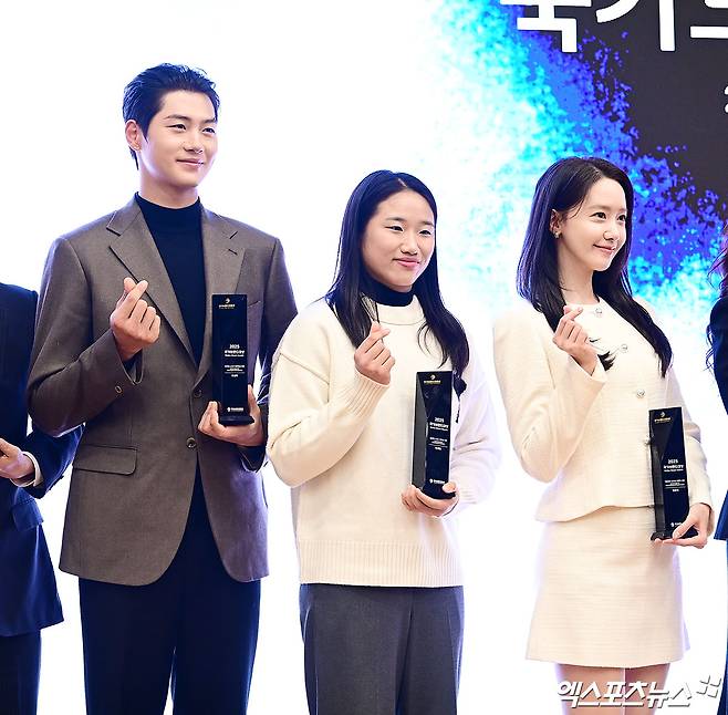 오상욱(왼쪽)과 안세영(가운데)이 30일 서울 여의도 국회도서관 대강당에서 열린 '2025 국가브랜드 컨퍼런스'에서 각각 '글로벌 스포츠 챔피언십' 부문과 '글로벌 스포츠 리더십' 부문을 수상했다. 사진 박지영 기자