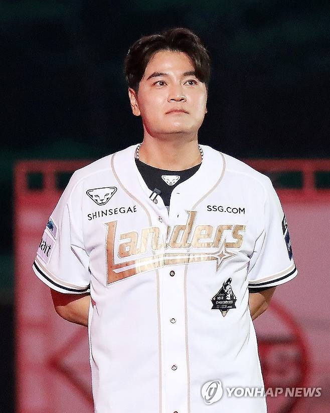 눈시울 붉어진 추신수 (서울=연합뉴스) 추신수 SSG 랜더스 구단주 보좌역 겸 육성총괄이 14일 인천 SSG랜더스필드에서 열린 자신의 은퇴식에서 눈시울을 붉히고 있다. 2025.6.14 [SSG 랜더스 제공. 재판매 및 DB 금지] photo@yna.co.kr