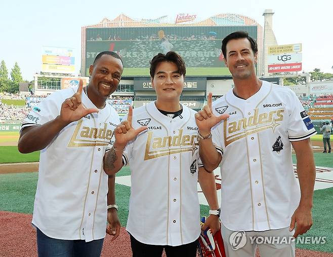 레전드들의 기념촬영 (서울=연합뉴스) 추신수 SSG 랜더스 구단주 보좌역 겸 육성총괄의 은퇴식이 열린 14일 인천 SSG랜더스필드에서 아드리안 벨트레, 콜 해멀스와 기념 촬영하고 있다. 2025.6.14 [SSG 랜더스 제공. 재판매 및 DB 금지] photo@yna.co.kr