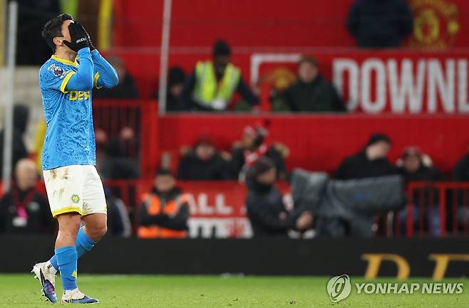 얼굴을 감싸며 교체되는 황희찬 [EPA=연합뉴스]