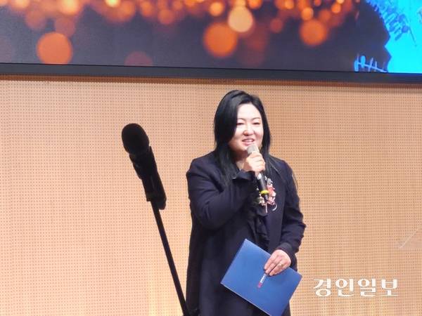 평택메세나협회가 최근 제1회 정기공연을 성공적으로 개최한 가운데 황춘미 회장이 인사말을 하고 있다. /이윤희기자 flyhigh@kyeongin.com