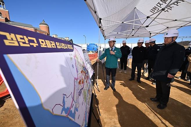 ▲&nbsp;지난해 11월21일 유정복(오른쪽에서 첫 번째) 인천시장이 검단구 모듈러 임시 청사 부지에서 추진 상황을 점검하고 있다. /사진제공=인천시