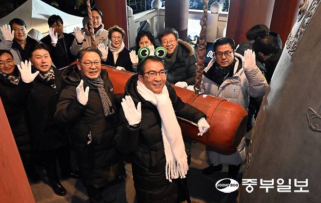 2025년 12월 31일 수원 여민각에서 최윤정 중부일보 대표이사를 비롯한 타종자들이 2026년을 경축하는 종을 울리기 전 사진 촬영을 하고 있다. 김경민기자