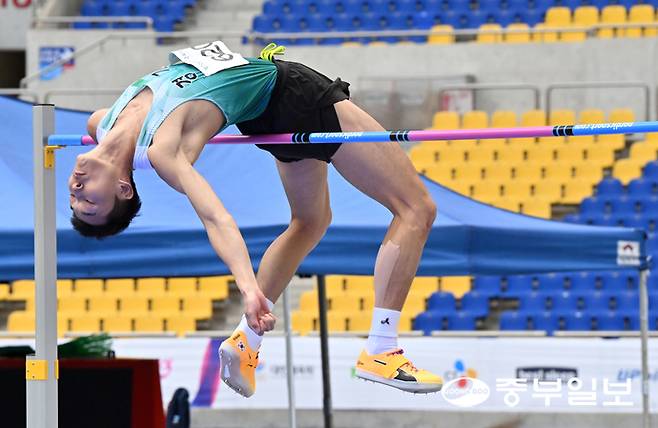 지난 10월 22일 부산 아시아드주경기장에서 열린 제106회 전국체육대회 육상 남자일반부 높이뛰기 경기에서 우상혁(용인시청)이 2m 20의 기록으로 1위를 차지하고 있다. 사진=중부일보DB
