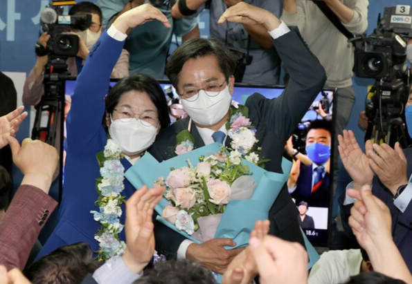지난 전국동시지방선거에서 김동연 당시 더불어민주당 경기도지사 후보가 수원특례시 팔달구 선거사무소에서 당선이 확실시되자 꽃다발을 들고 환호하고 있다.