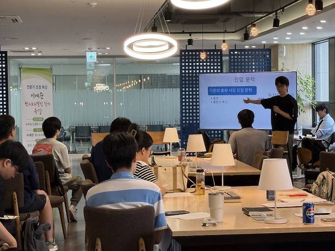K스토리창작클러스터가 한국스토리 산업의 새 지평을 열고 있다. 사진은 웹스토리텔링 작가 특강모습.