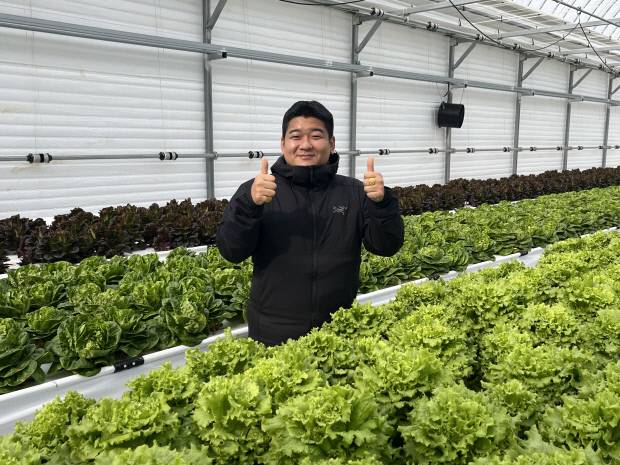 지난달 31일 신안군 압해읍 분매리의 한 스마트팜 농장에서 이지훈(30)씨가 환한 미소를 지어보이고 있다.