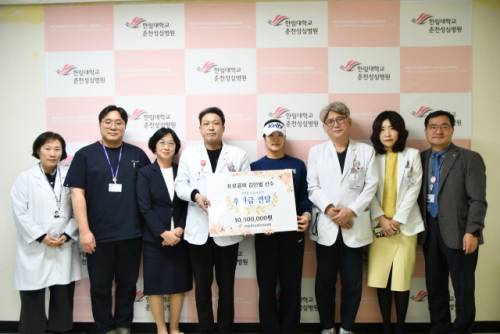 ◇한국여자프로골프(KLPGA) 투어 스타로 자리매김한 춘천 출신 김민별 프로가 지난달 29일 한림대학교춘천성심병원 관계자들과 후원금 전달식 이후 기념사진을 찍고 있다. 사진=한림대춘천성심병원 제공