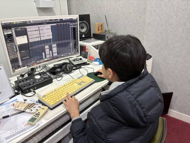 작곡 프로그램 활용을 선보이는 서정원 군의 모습. 최현정 기자