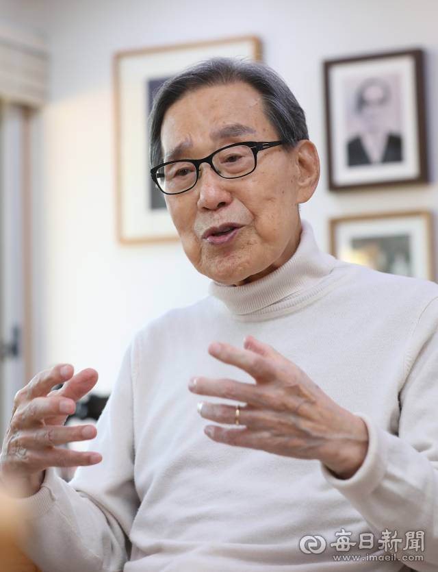 문희갑 전 대구시장은 "올 6월 지방선거에 나설 대구시장 후보는 지역의 미래 먹거리에 대한 분명한 청사진부터 내놔야 한다"고 강조했다. 그는 "선거용 구호로는 한계가 분명하다. 대구 경제를 실제로 살릴 준비된 인물이 필요하다"고 말했다. 정운철 기자 woon@imaeil.com