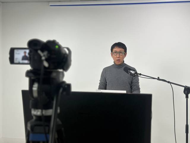 TV방송국 개국과 맞물려 선보이는 신규 콘텐츠인 ‘뉴스캐라’의 첫방송이 지난 31일 <부산일보> 스튜디오에서 생방송으로 진행되고 있다.