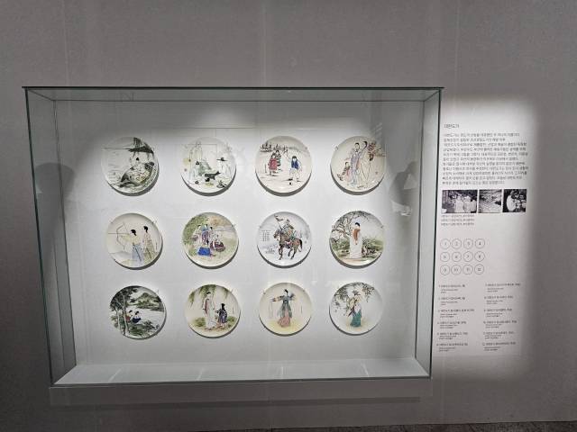 피란수도 시절 화가들이 직접 그림을 그린 대한도기의 페인팅 접시.