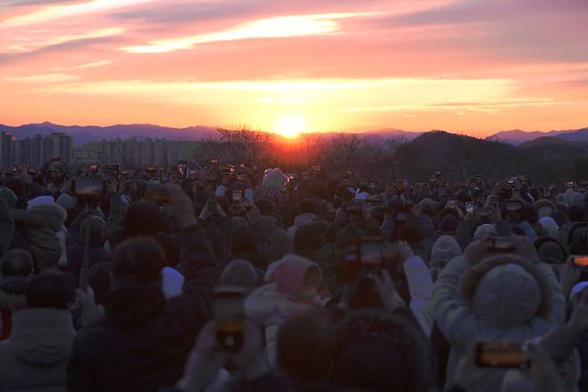 ▲ 1일 대구 동구 해맞이공원에서 해맞이객들이 떠오르는 2026년 병오년(丙午年)의 첫해를 보고 있다. 김영환 기자yhk@kyongbuk.com