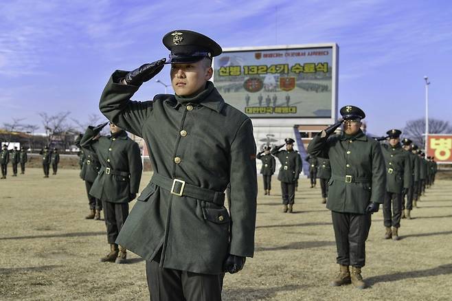 ▲ 2025년 을사년 마지막 해병기수인 신병 1324기가 지난해 12월 31일 해병대 교육훈련단 행사연병장에 도열해 수료식 간 거수경례하는 모습. 해병대 교육훈련단 제공