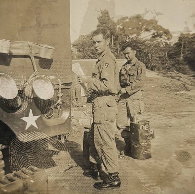 아래는 1951년 전쟁 중 서울 영등포 인근에서 전우(왼쪽)와 찍은 사진.
