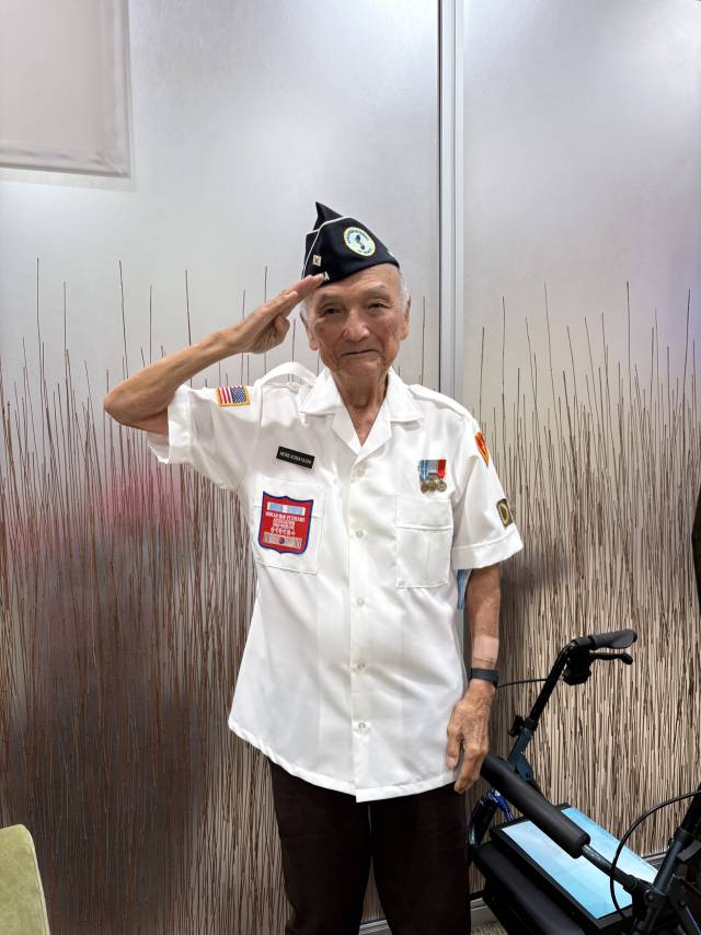 허브 코바야시씨가 취재진과 인터뷰를 마친 후 거수 경례로 배웅하고 있다.