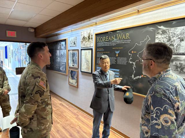 배대균 마산방어전투기념사업회 회장이 미25사단 관계자들에게 마산방어전투를 설명하고 있다.