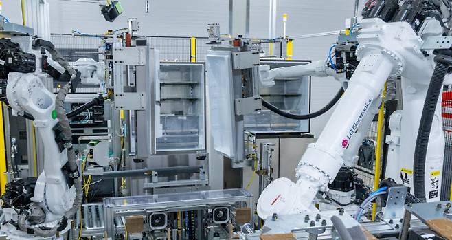 경남 창원 LG스마트파크 냉장고 조립라인에서 로봇팔이 냉장도 도어를 본체에 끼워 넣고 있다.(사진=LG전자)