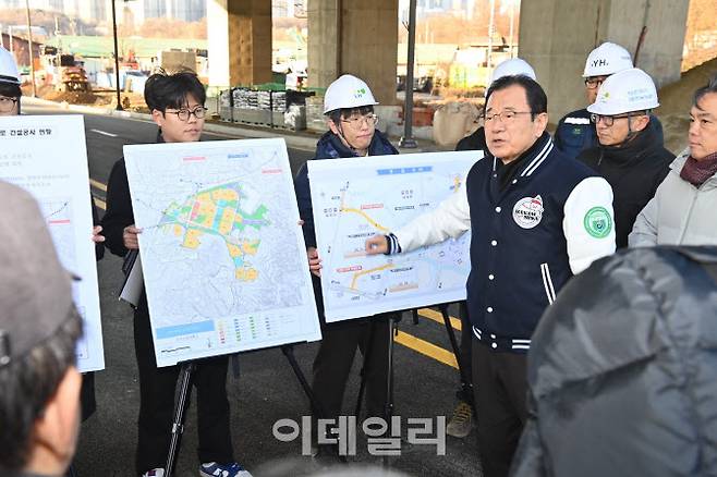이현재 하남시장이 지난 30일 방아다리길 연결도로 개통을 앞두고 현장을 점검하고 있다.(사진=하남시)