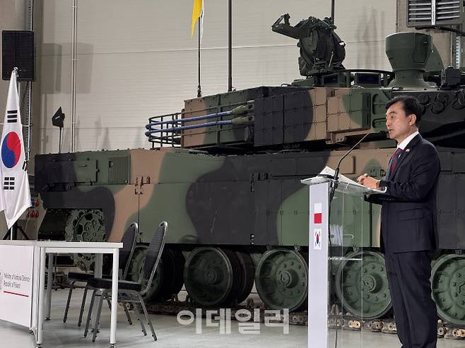 안규백 국방부 장관이 지난 해 8월 현대로템의 폴란드 현지 협력업체인 부마르 공장에서 열린 K2 전차 2차 이행계약 서명식에서 축사를 하고 있다. (사진=국방부)
