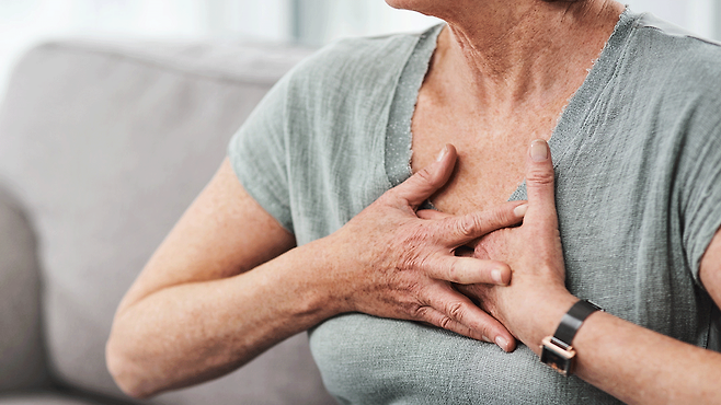 가슴 통증 없는 경우도 빈번… 소화불량·극심한 피로 등 여성 특유의 '비특이적 전조증상' 주목해야｜출처: 클립아트코리아