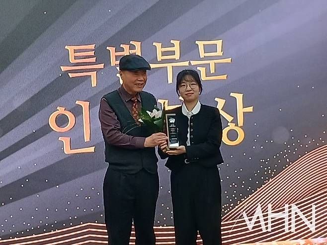 최정 9단(오른쪽)이 올해 신설된 인터뷰상을 받았다.(사진 MHN 엄민용 선임기자)