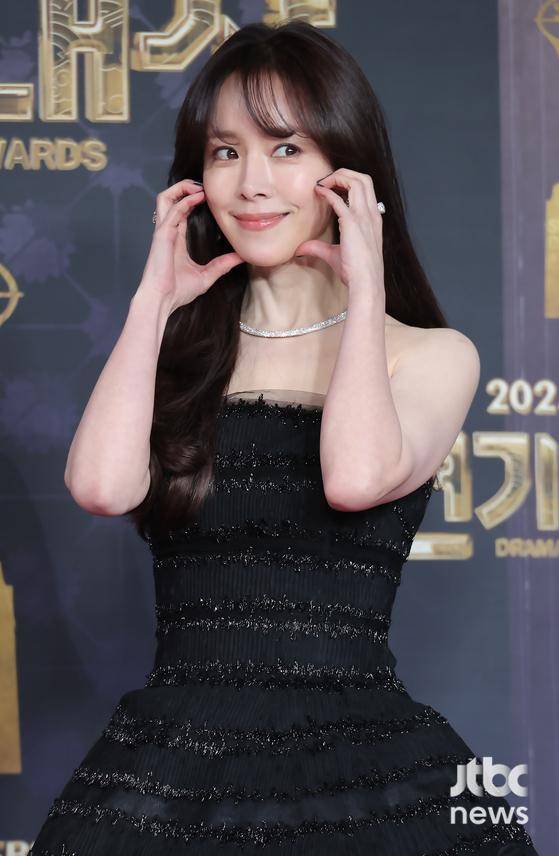 31일 오후 서울 마포구 상암동 SBS에서 'SBS 연기대상' 레드카펫 행사가 열렸다. 배우 한지민이 참석해 포토타임을 갖고 있다. 박세완 엔터뉴스팀 기자 park.sewan@jtbc.co.kr