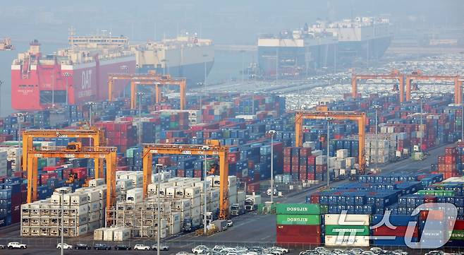 산업통상부·관세청이 29일 연간 누계 수출액이 7000억 달러(잠정치)를 달성했다고 발표했다. 수출 7000억 달러 돌파는 2018년 6000억 달러 달성 이후 7년 만이며 전 세계에서 6번째로 달성했다. 사진은 이날 경기 평택시 포승읍 평택항에 수출용 컨테이너가 쌓여있다. 2025.12.29/뉴스1 ⓒ News1 김영운 기자