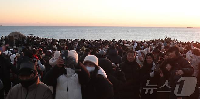 1일 한반도에서 해가 가장 먼저 떠오르는 울산 울주군 간절곶에는 '붉은 말의 해' 병오년(丙午年) 일출을 보기 위한 인파가 운집했다. 2026.1.1/뉴스1 ⓒ News1 김세은 기자