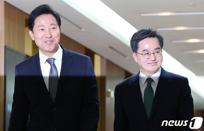 오세훈 서울시장과 김동연 경기도지사가 2023년 11월 16일 오후 서울 중구 프레스센터에서 열린 서울시장·경기도지사·인천시장 3자 회담에 참석하고 있다. (공동취재) 2023.11.16/뉴스1 ⓒ News1 김도우 기자